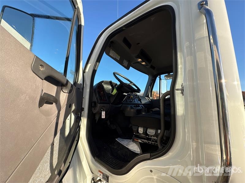 Freightliner M2 106 كابينة والداخلية