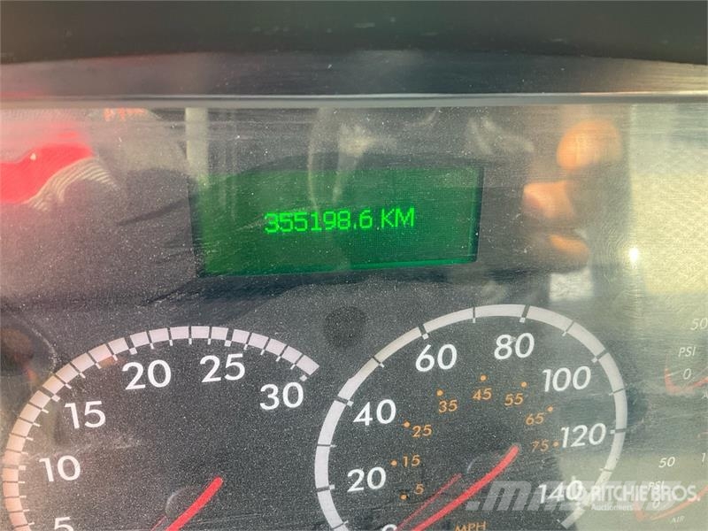 Freightliner M2 106 平板栏板货车