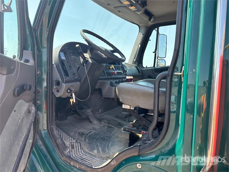 Freightliner M2 106 Nostolava-autot