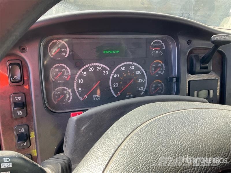 Freightliner M2 106 平板栏板货车