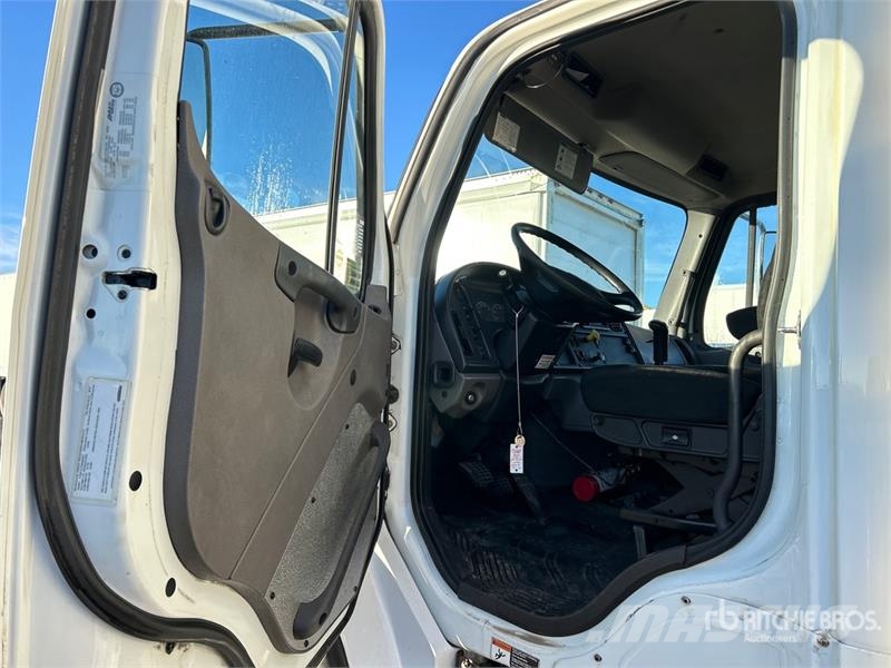Freightliner M2 106 冷凍冷蔵車