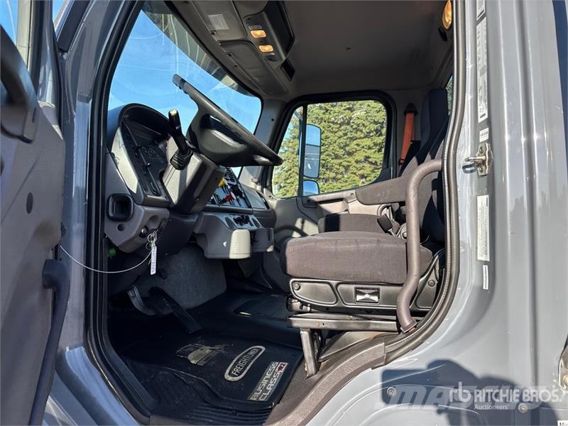 Freightliner M2 106 Sadulveokid