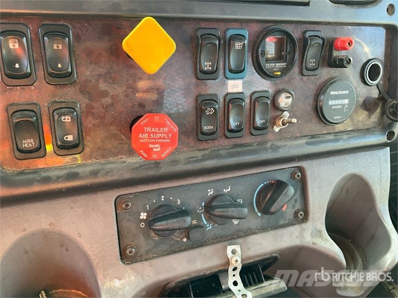 Freightliner M2 106 平板栏板货车