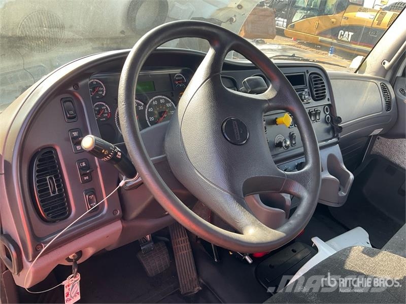 Freightliner M2 106 Kabine i unutrašnjost