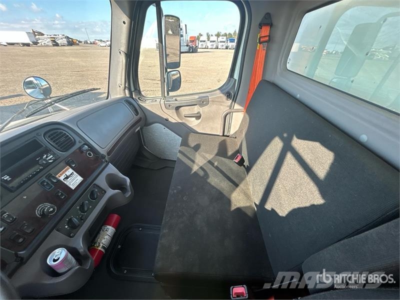 Freightliner M2 106 Sanduk kamioni