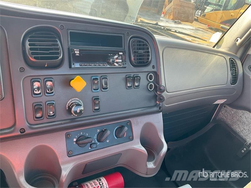Freightliner M2 106 Kabine i unutrašnjost