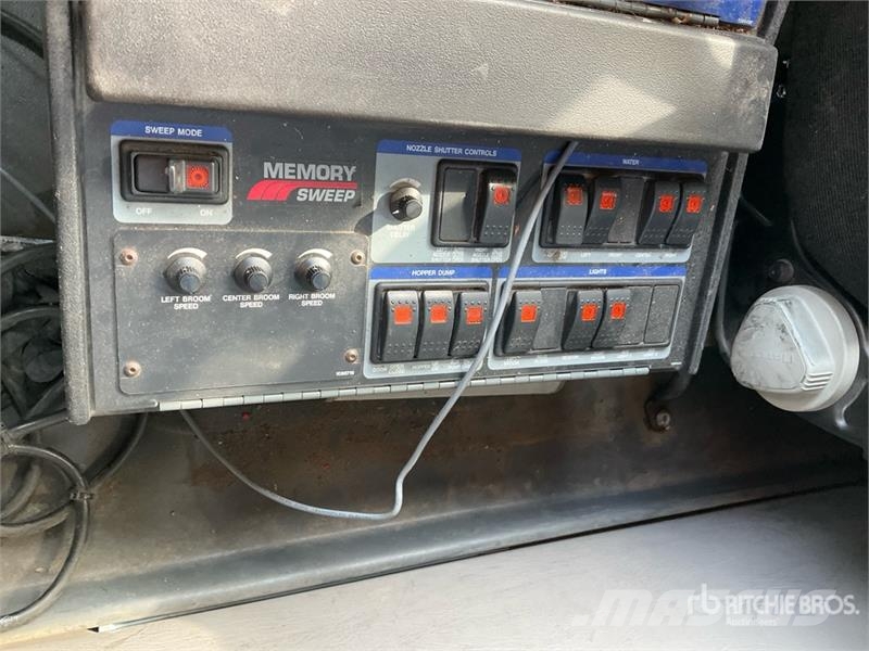 Freightliner M2 106 街路清掃車