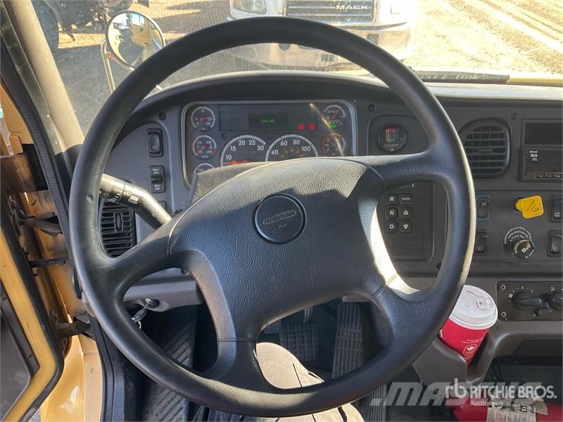 Freightliner M2 106 Sanduk kamioni