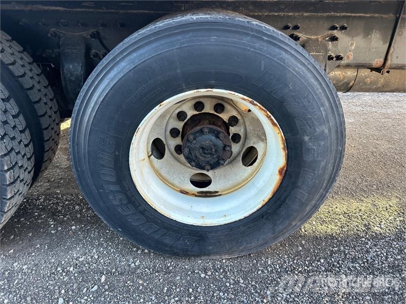 Freightliner M2 106 冷凍冷蔵車