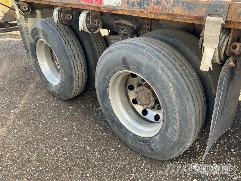 Freightliner M2 106 平板栏板货车