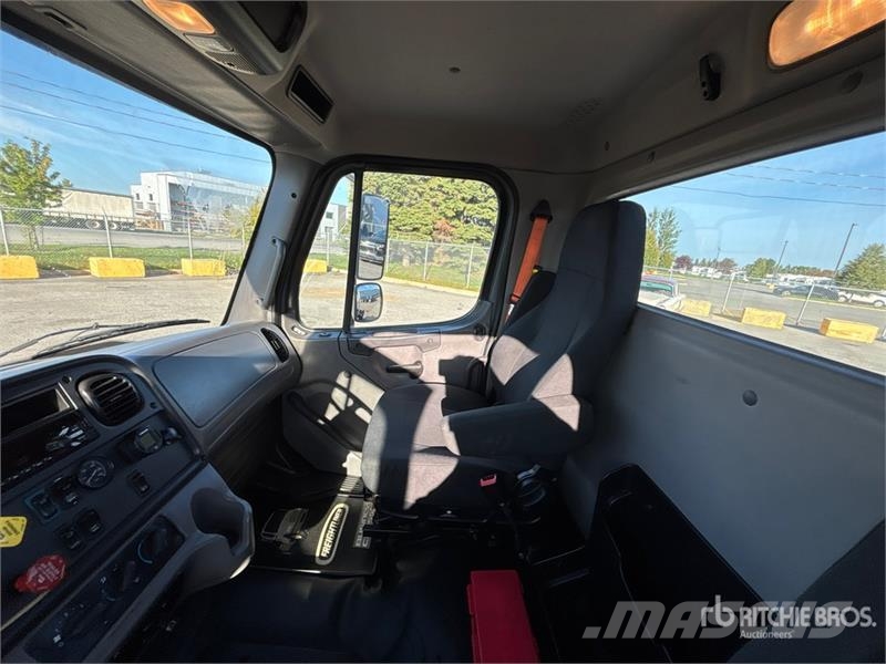 Freightliner M2 106 Sadulveokid