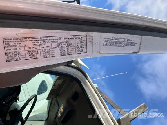 Freightliner M2 106 平板栏板货车