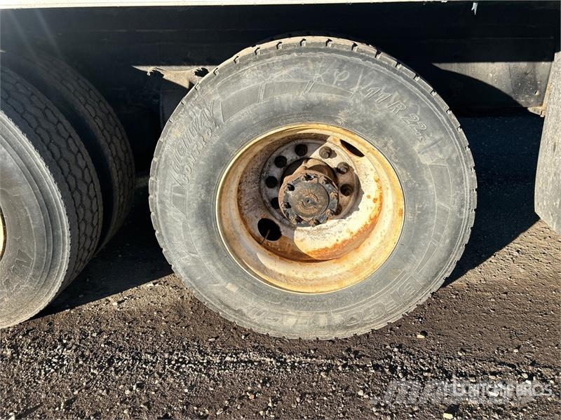 Freightliner M2 106 冷凍冷蔵車