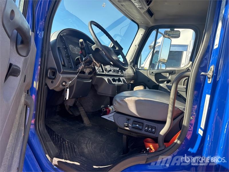 Freightliner M2 106 Kabine i unutrašnjost