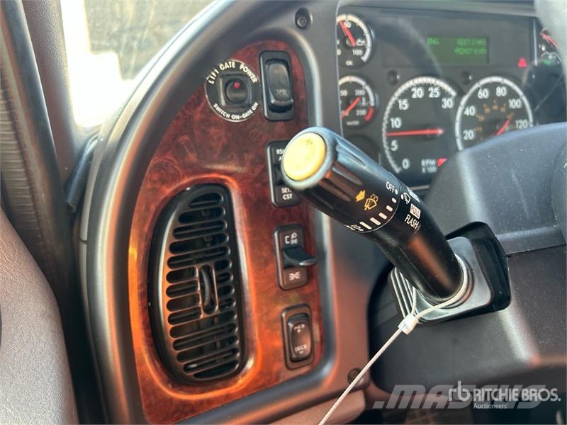 Freightliner M2 106 Sanduk kamioni