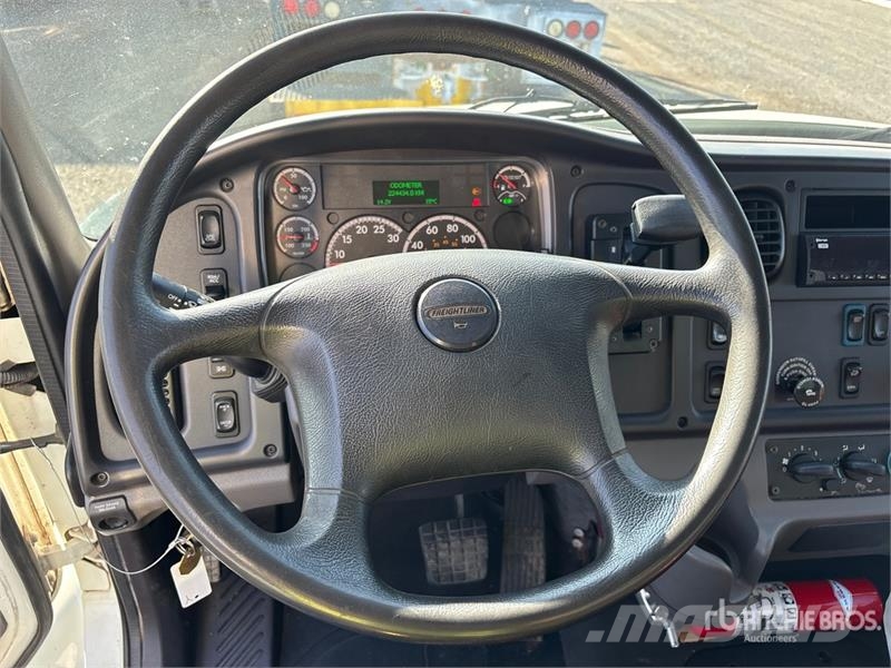 Freightliner M2 106 Sanduk kamioni