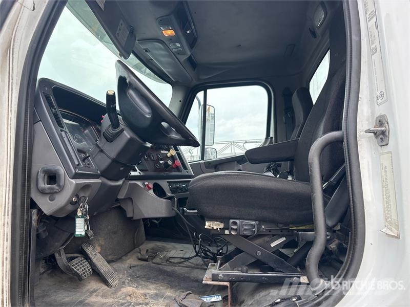 Freightliner M2 106 Camiones bañeras basculantes o volquetes
