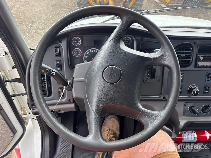 Freightliner M2 106 Cabines e interior