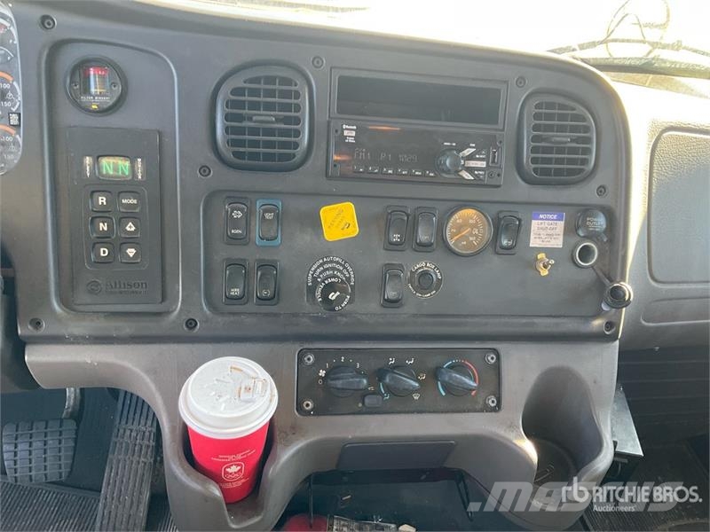 Freightliner M2 106 Sanduk kamioni