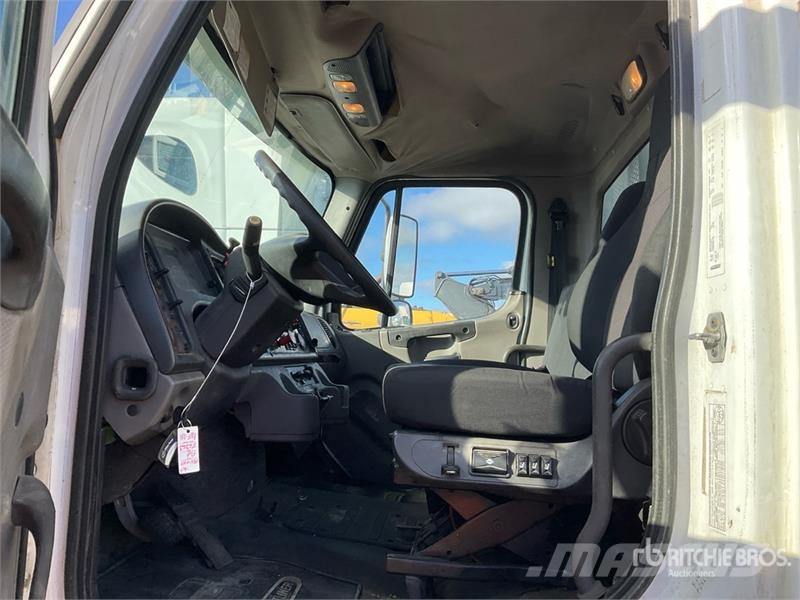 Freightliner M2 106 平板栏板货车