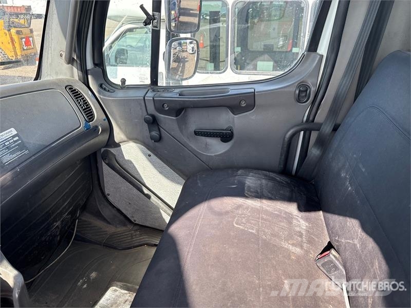 Freightliner M2 106 Cabinas