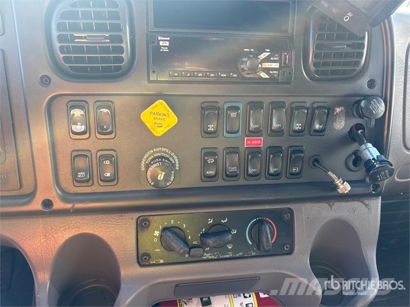 Freightliner M2 106 Kabine i unutrašnjost