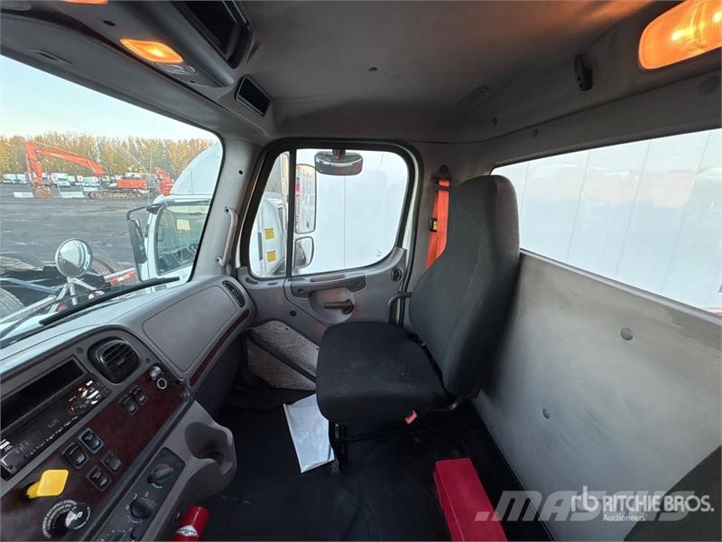Freightliner M2 106 Kabine i unutrašnjost