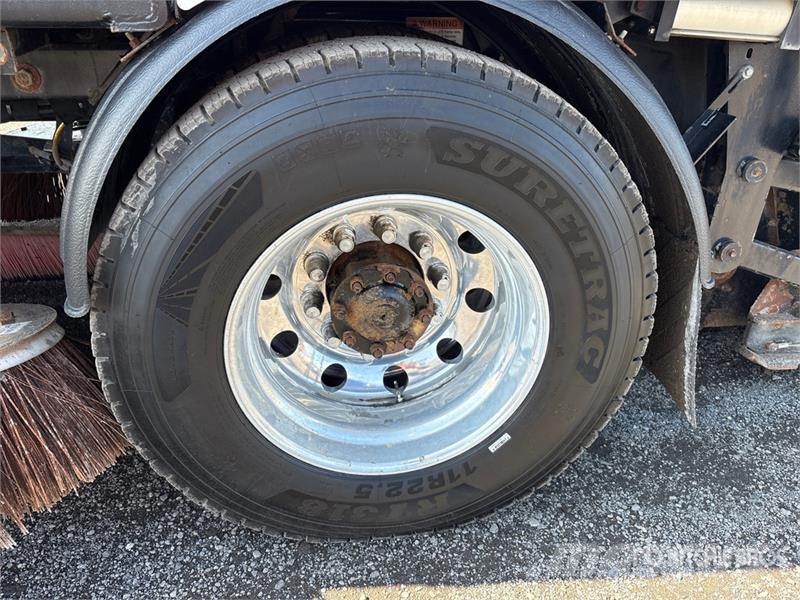 Freightliner M2 106 清掃車