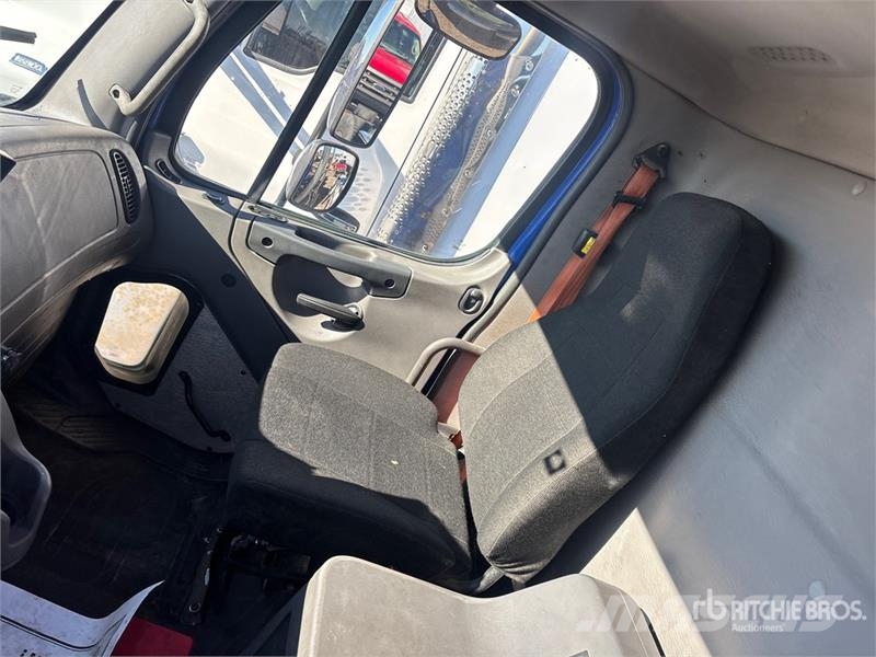 Freightliner M2 106 Kabine i unutrašnjost
