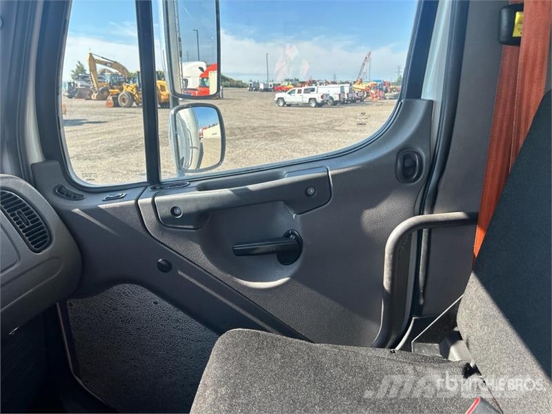 Freightliner M2 106 Sanduk kamioni