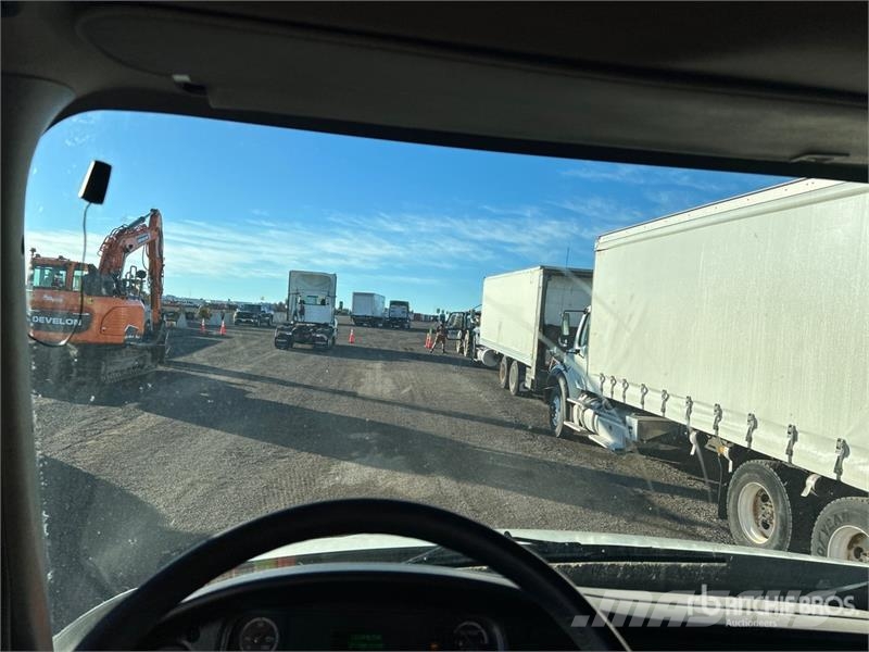 Freightliner M2 106 冷凍冷蔵車