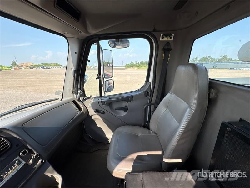Freightliner M2 106 Nostolava-autot