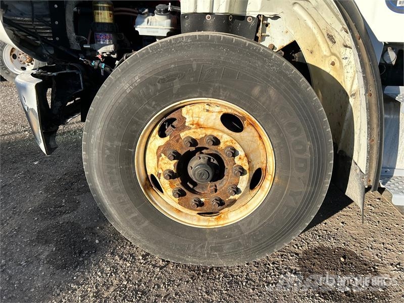 Freightliner M2 106 冷凍冷蔵車