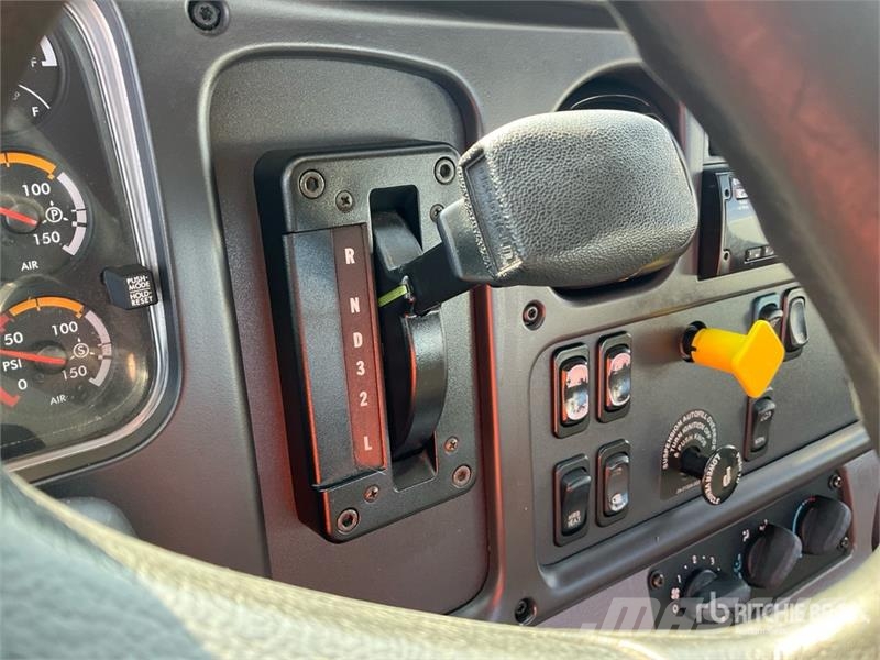 Freightliner M2 106 Kabine i unutrašnjost