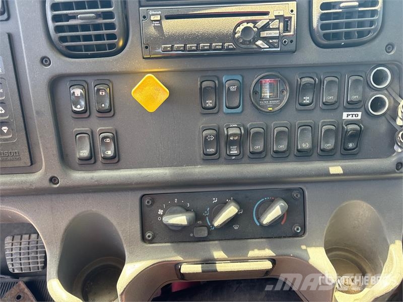 Freightliner M2 106 Cabinas e interior