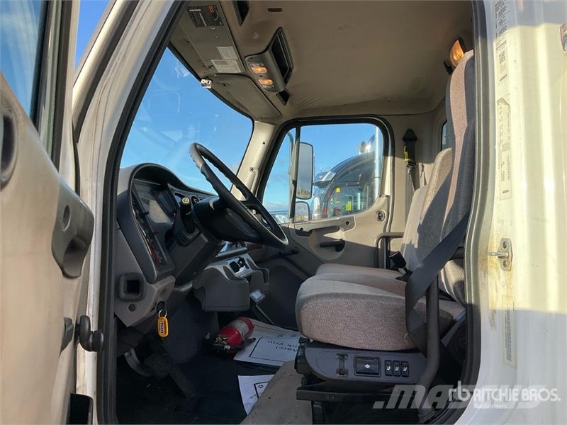 Freightliner M2 106 Грузовики-Рефрижераторы