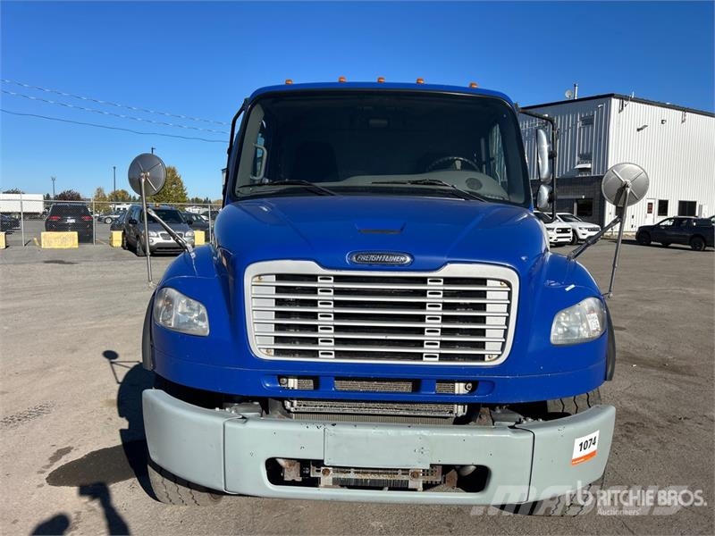 Freightliner M2 106 Kabine i unutrašnjost