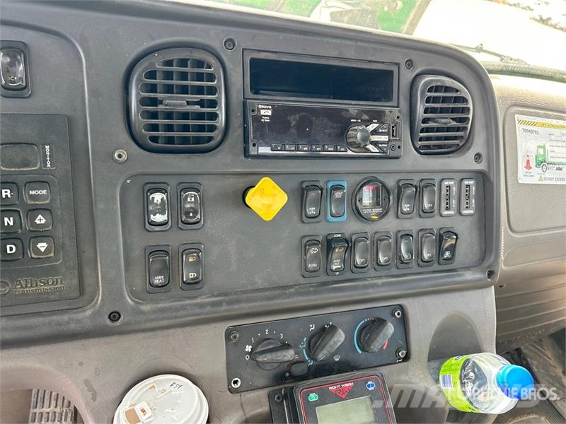 Freightliner M2 106 Hinausautot