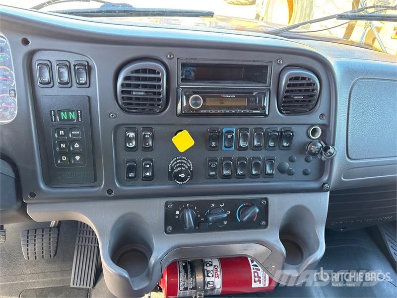 Freightliner M2 106 Kabine i unutrašnjost