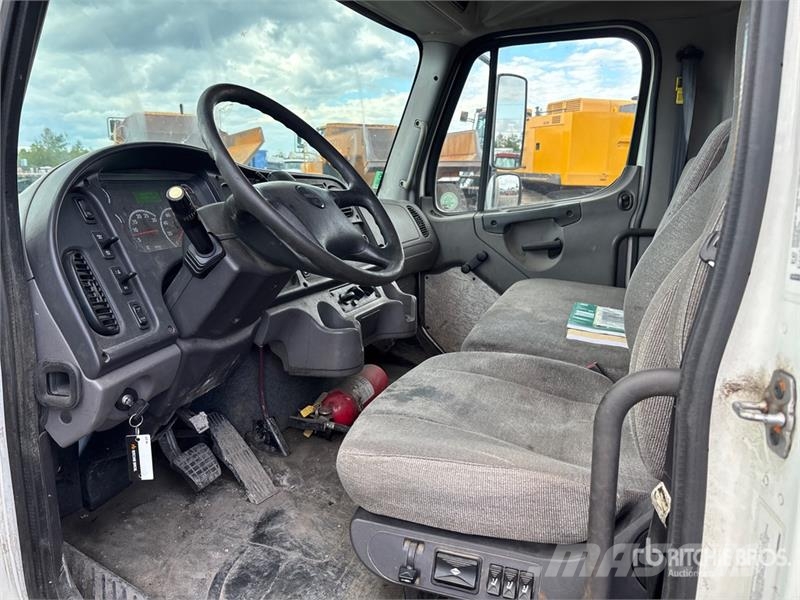 Freightliner M2 106 탑차 트럭