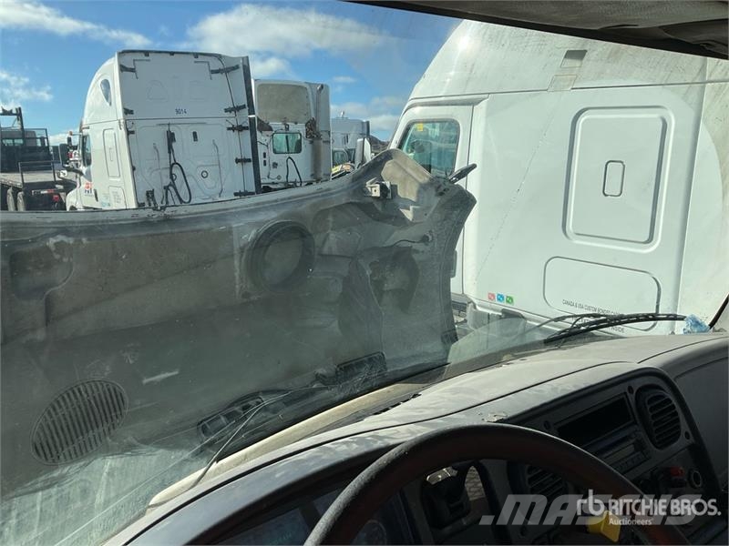 Freightliner M2 106 平板栏板货车