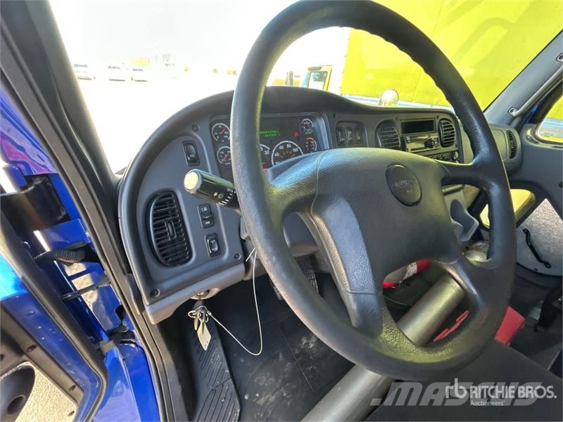 Freightliner M2 106 Kabine i unutrašnjost