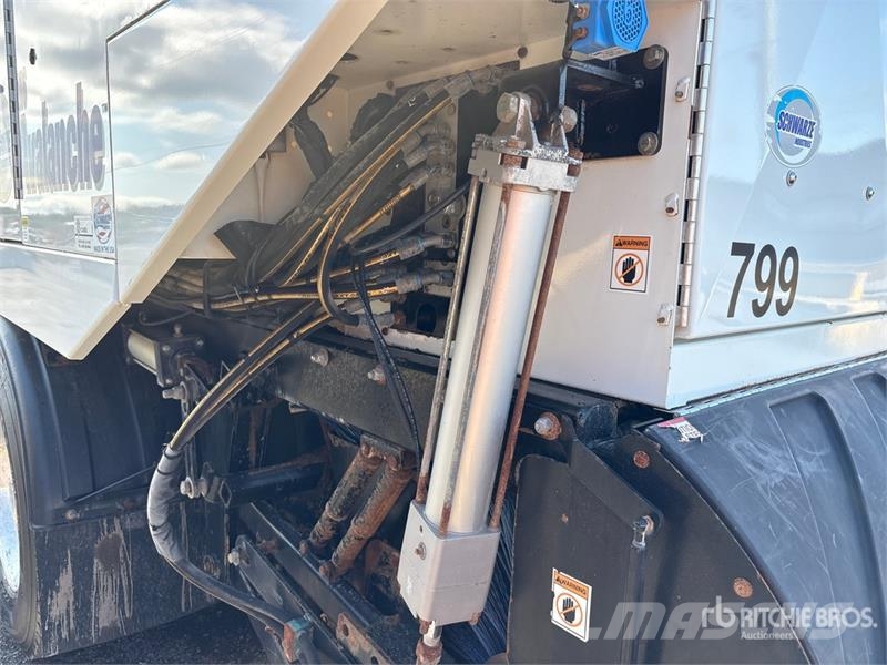 Freightliner M2 106 清掃車