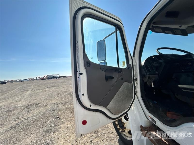 Freightliner M2 106 Sanduk kamioni