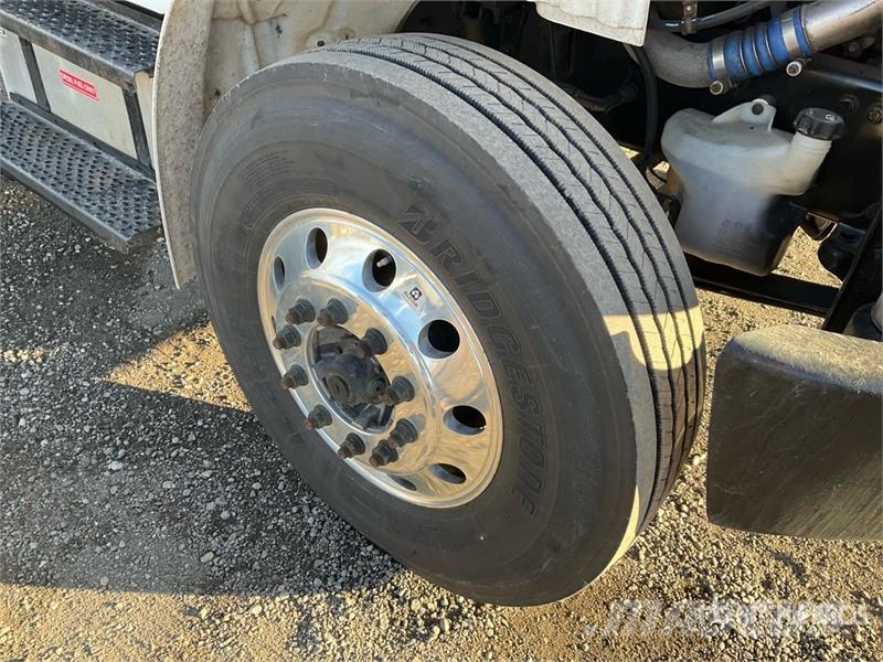 Freightliner M2 106 Грузовики-Рефрижераторы