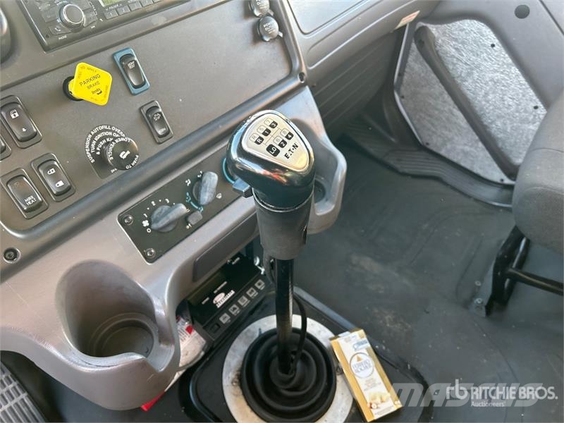 Freightliner M2 106 冷凍冷蔵車