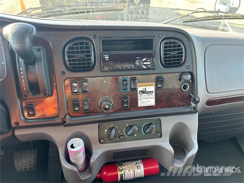 Freightliner M2 106 Sanduk kamioni
