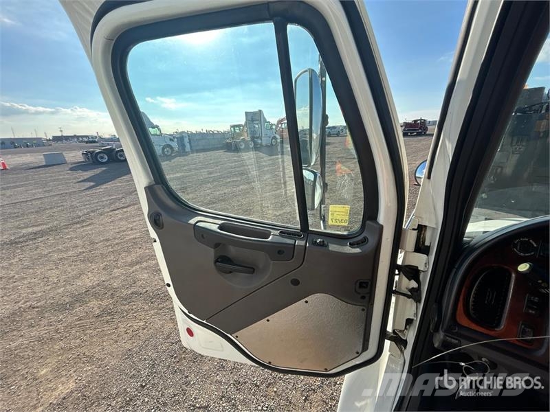Freightliner M2 106 Sanduk kamioni