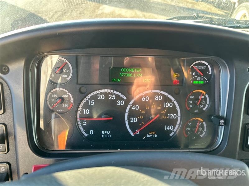 Freightliner M2 106 冷凍冷蔵車