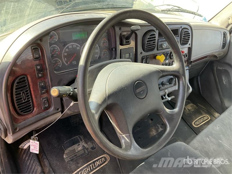 Freightliner M2 106 平板栏板货车